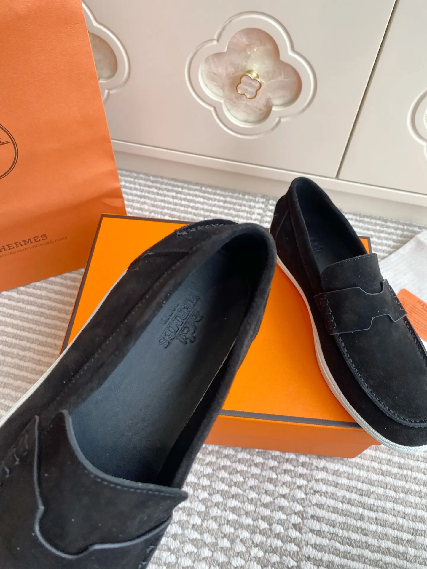 p560✨Hermes Couple Loafers｜Walking in the urban high-end, easily wearing Hermès temperament✨Who says luxury and comfort can’t have both?  This pair of H’s classic loafers really does it!  ▪️"Customized imported Yangjing fabric" is soft and delicate ▪️"Full sheepskin lining" + "soft-soled shoes" design. Your feet will be healed the moment you put them on~ It's like stepping on clouds☁️You won't feel tired after walking all day!  The iconic "H" buckle is low-key and luxurious. It is matched with a rubber outsole. It is lightweight and stylish. Whether you are commuting or shopping, you can easily achieve casual urban style🏙 Can be worn by couples. Full range of sizes, girls 35-41 | boys 39-45. Wear them together when going out. Sweet and high-end💑 Original mold opening. Details are in place. Those who understand will be attracted at a glance ️❤️ #Hermès loafers #coupleshoes #lightweight and versatile shoes